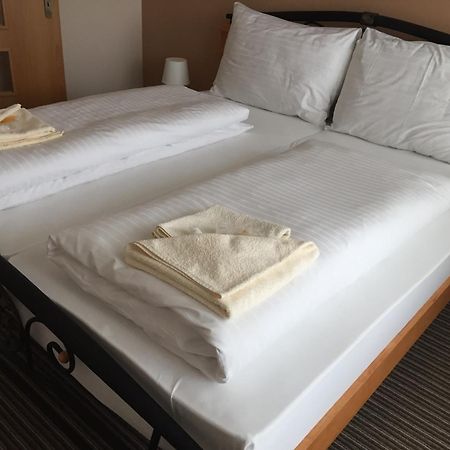 Bed & Breakfast Hotel Perla โนเว เมสโต นาด วาฮอม ภายนอก รูปภาพ
