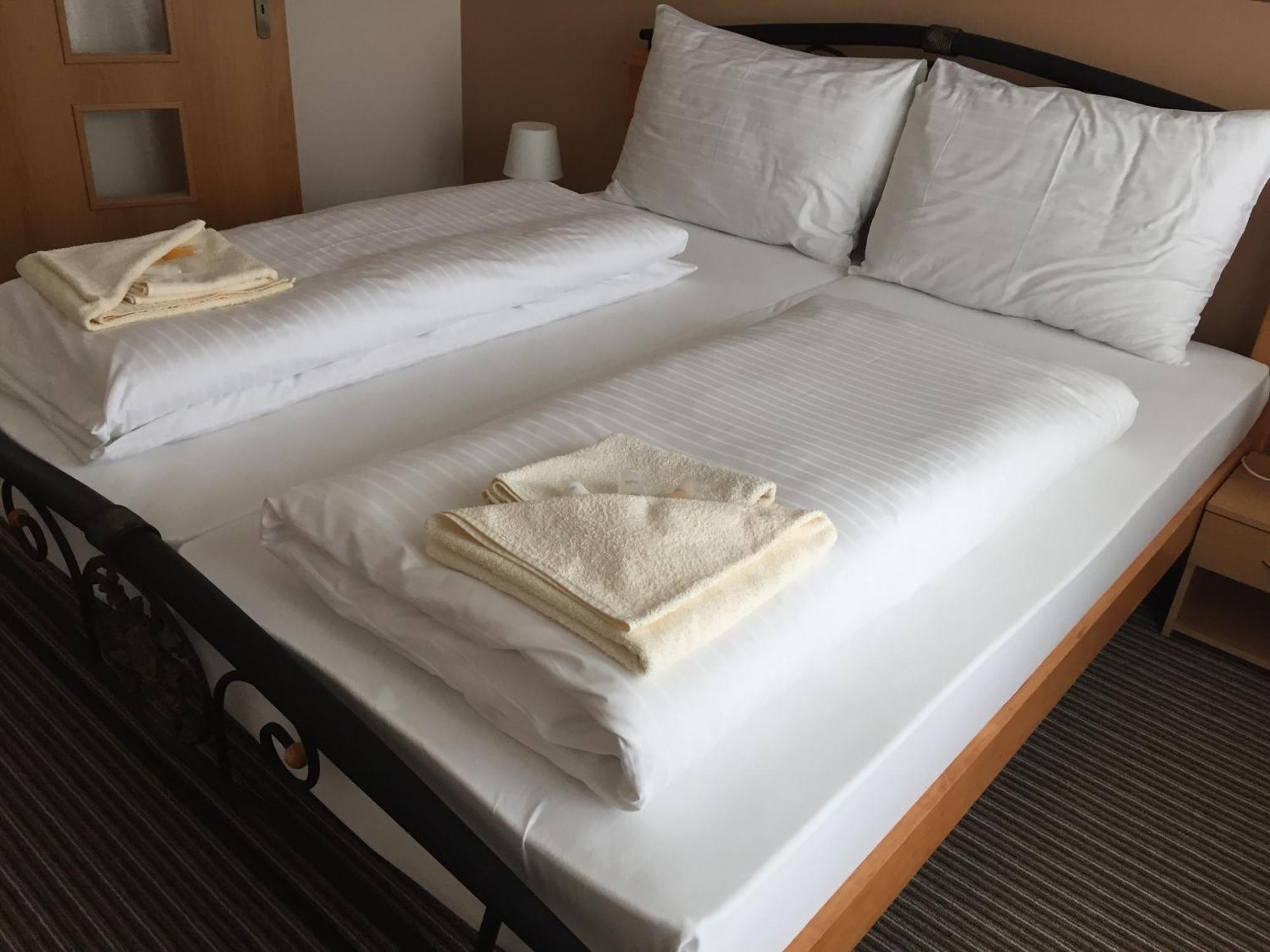 Bed & Breakfast Hotel Perla โนเว เมสโต นาด วาฮอม ภายนอก รูปภาพ