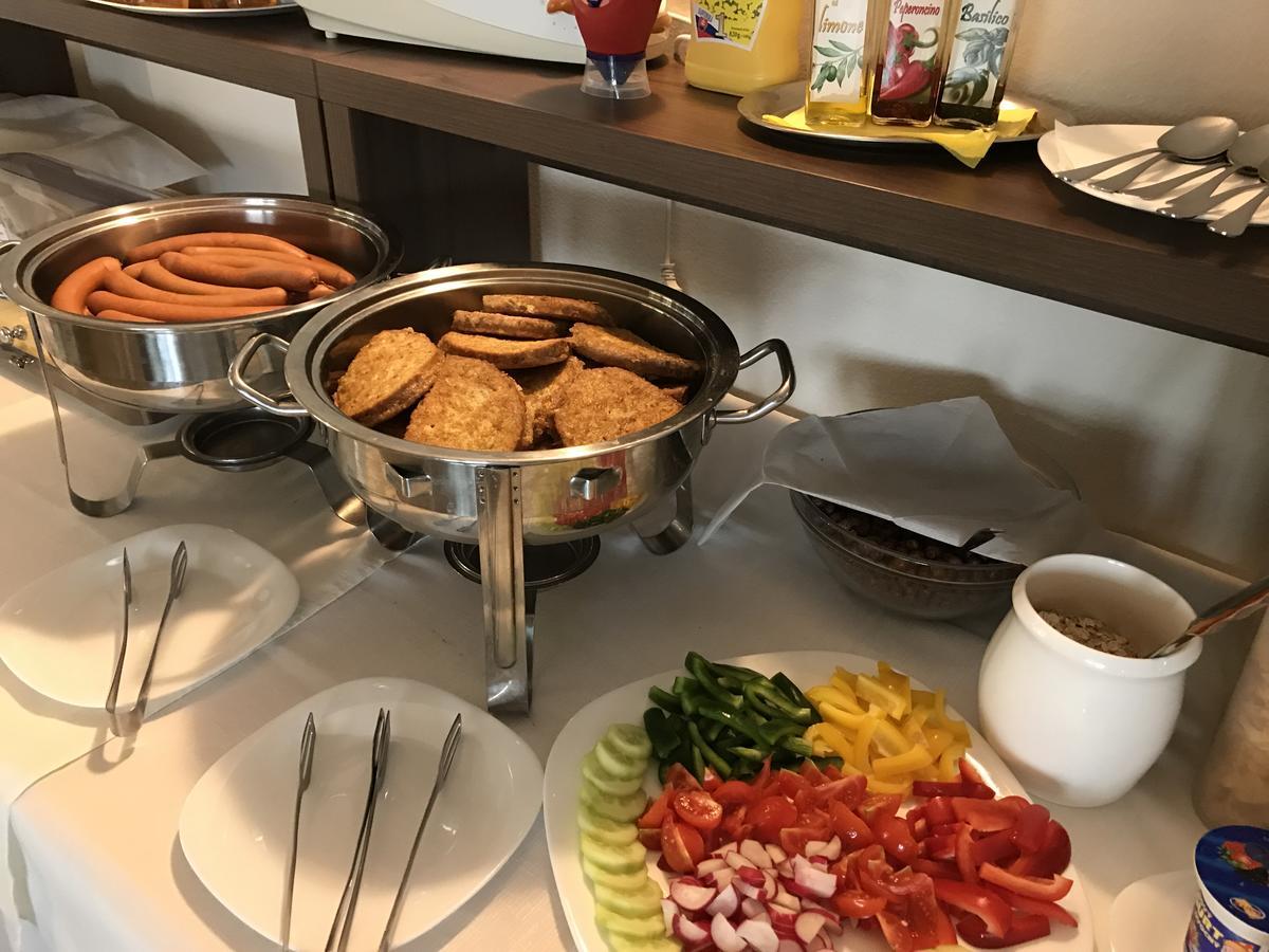 Bed & Breakfast Hotel Perla โนเว เมสโต นาด วาฮอม ภายนอก รูปภาพ