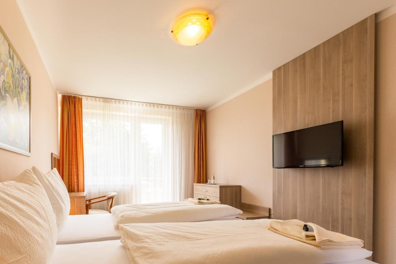 Bed & Breakfast Hotel Perla โนเว เมสโต นาด วาฮอม ภายนอก รูปภาพ