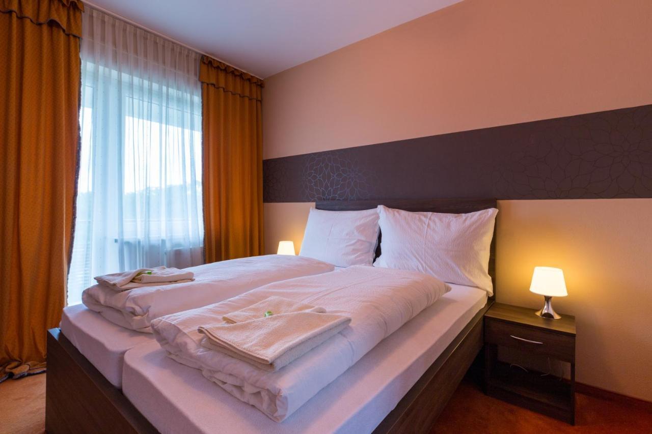 Bed & Breakfast Hotel Perla โนเว เมสโต นาด วาฮอม ภายนอก รูปภาพ
