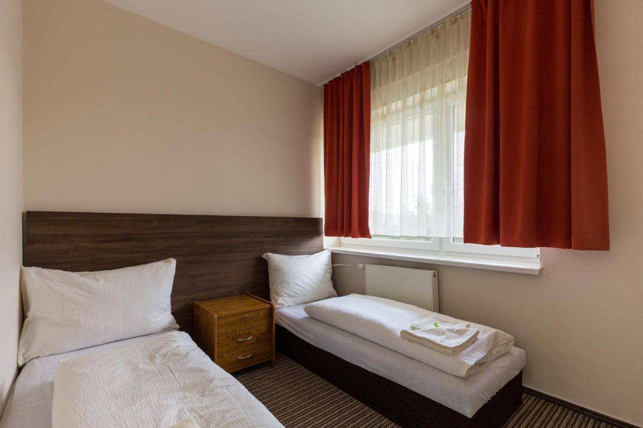 Bed & Breakfast Hotel Perla โนเว เมสโต นาด วาฮอม ภายนอก รูปภาพ
